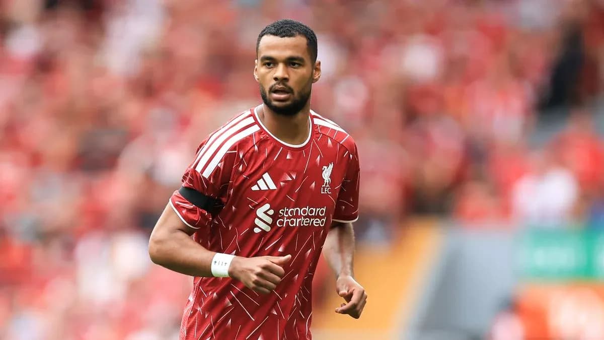 Jugador de Liverpool en el campo durante el partido Jugador de Liverpool en el campo durante el partido