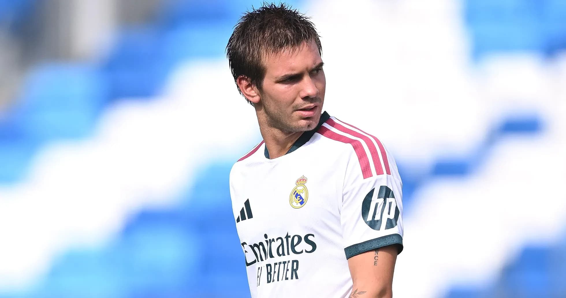 Jugador de Real Madrid en uniforme durante entrenamiento Jugador de Real Madrid en uniforme durante entrenamiento