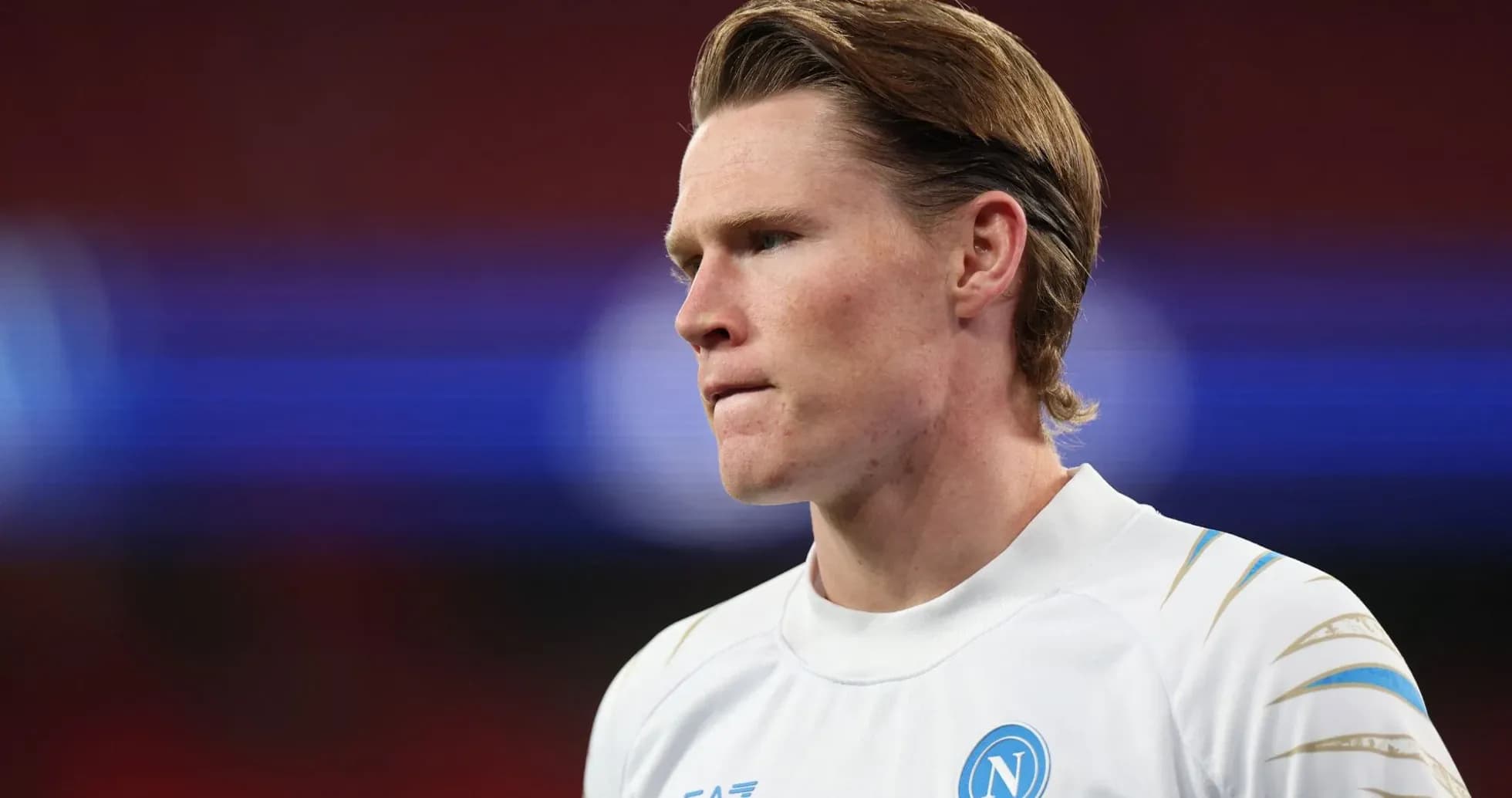 Jugador de Napoli en uniforme blanco durante el partido Jugador de Napoli en uniforme blanco durante el partido