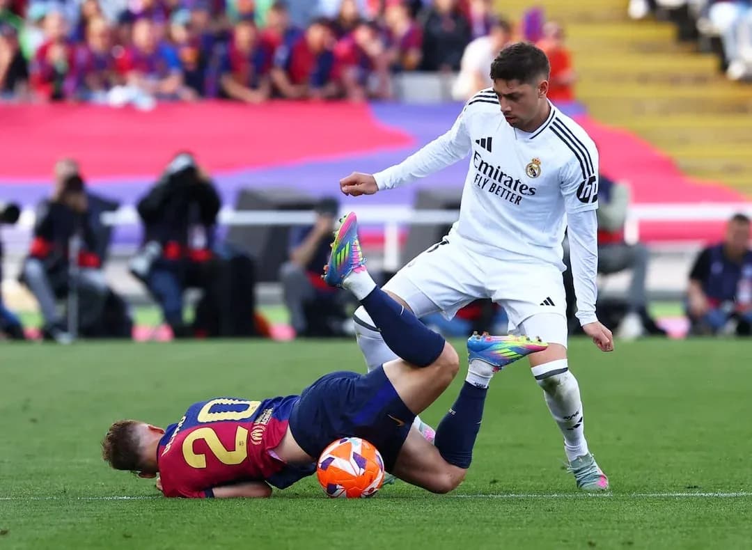Jugador de Barcelona cae tras falta de Real Madrid Jugador de Barcelona cae tras falta de Real Madrid