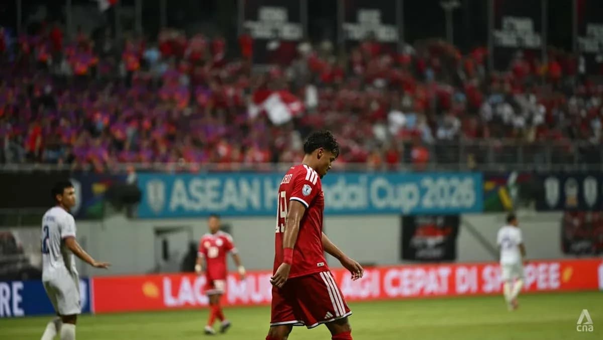 Jugador caminando con la cabeza agachada en el partido Jugador caminando con la cabeza agachada en el partido