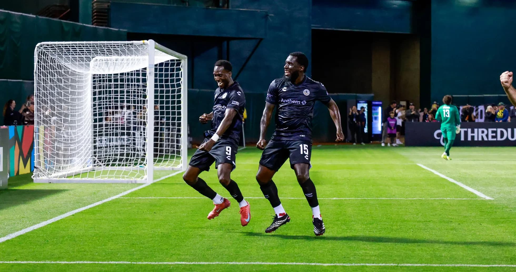 Dos jugadores celebrando un gol en el partido Dos jugadores celebrando un gol en el partido