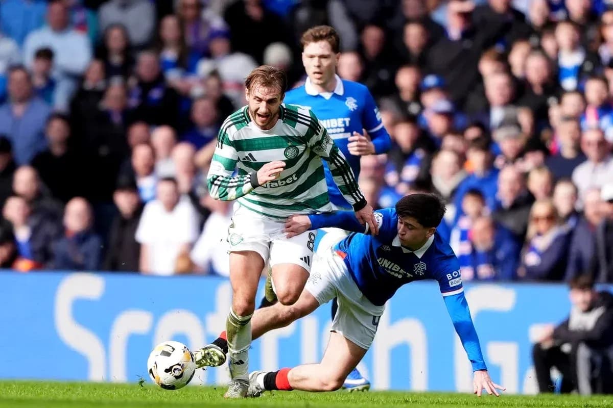 Jugador de Celtic evita entrada de oponente de Rangers Jugador de Celtic evita entrada de oponente de Rangers