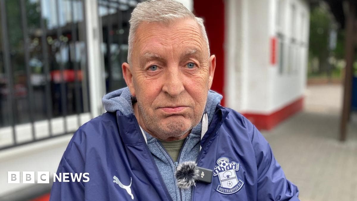Hombre sentado con chaqueta de Southampton FC Hombre sentado con chaqueta de Southampton FC