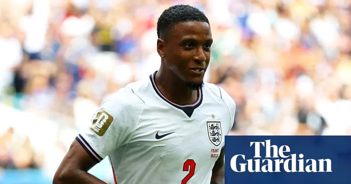 Jugador de Inglaterra con camiseta blanca durante partido Jugador de Inglaterra con camiseta blanca durante partido
