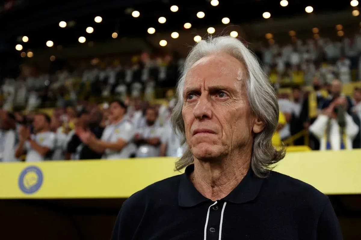 Entrenador observando el partido desde la banca Entrenador observando el partido desde la banca