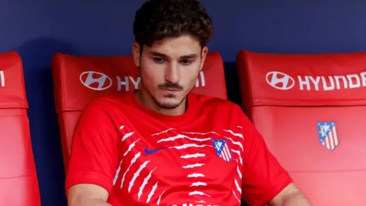Jugador sentado en el banquillo de Atlético de Madrid Jugador sentado en el banquillo de Atlético de Madrid
