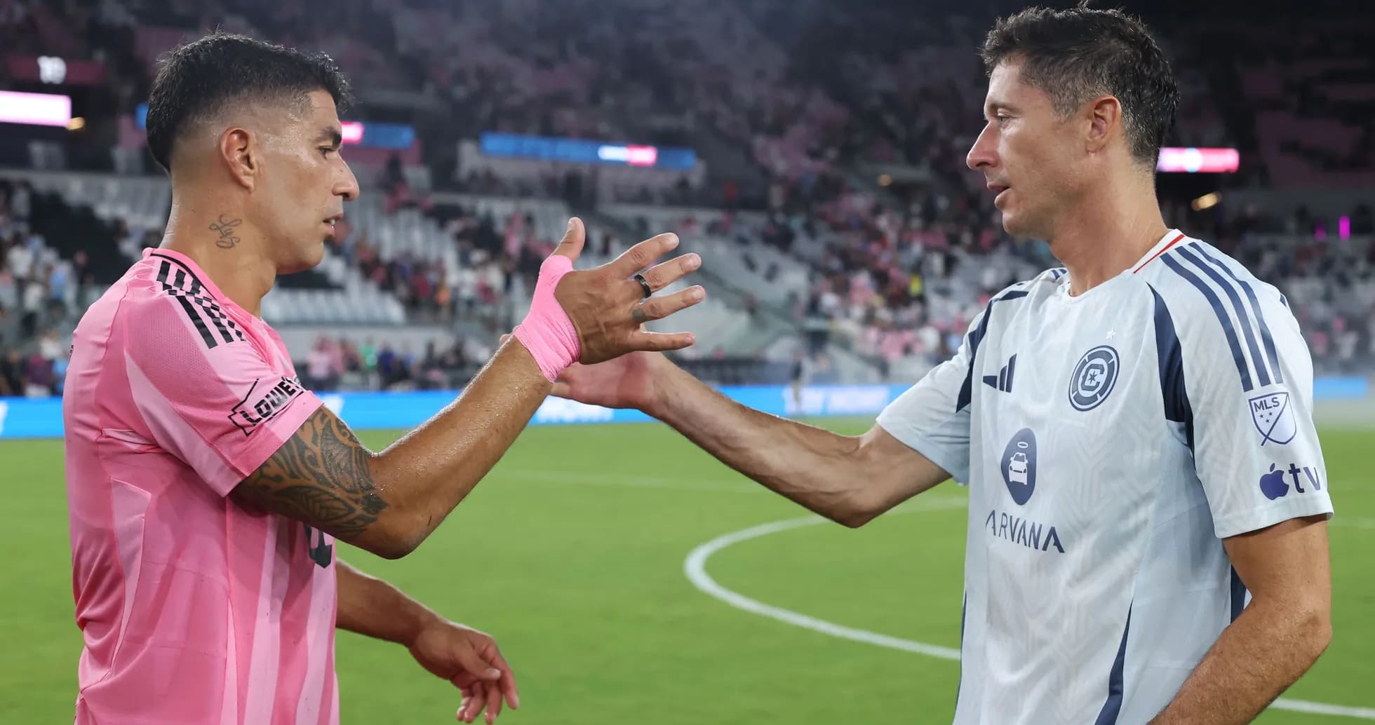 Jugadores saludándose al final del partido Jugadores saludándose al final del partido