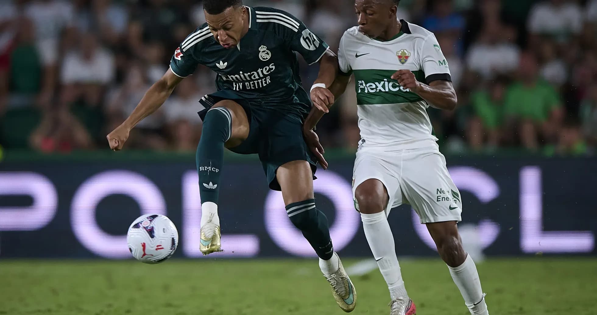 Mbappé luchando por el balón contra Elche Mbappé luchando por el balón contra Elche