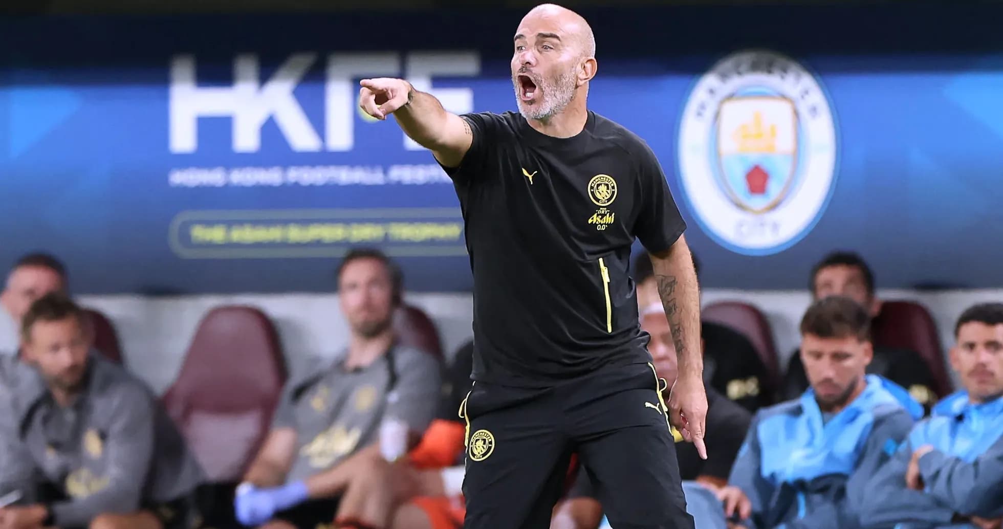 Entrenador dirigiendo a su equipo desde la línea de banda Entrenador dirigiendo a su equipo desde la línea de banda
