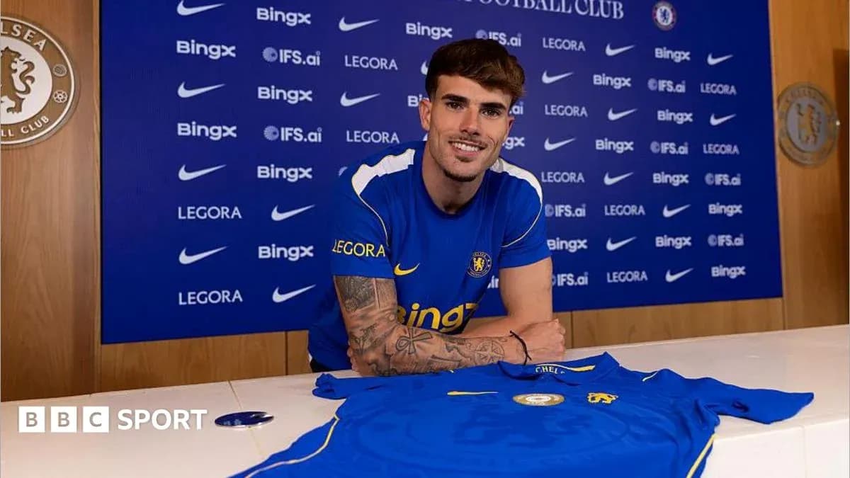 Jugador posando con camiseta de Chelsea en presentación Jugador posando con camiseta de Chelsea en presentación