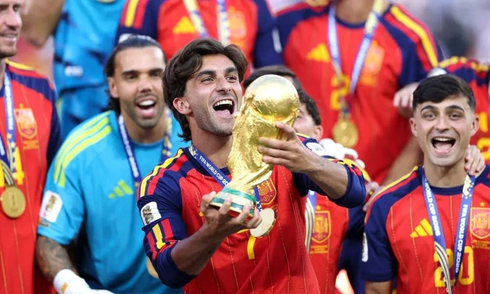 Jugador celebrando con trofeo de la Copa del Mundo Jugador celebrando con trofeo de la Copa del Mundo