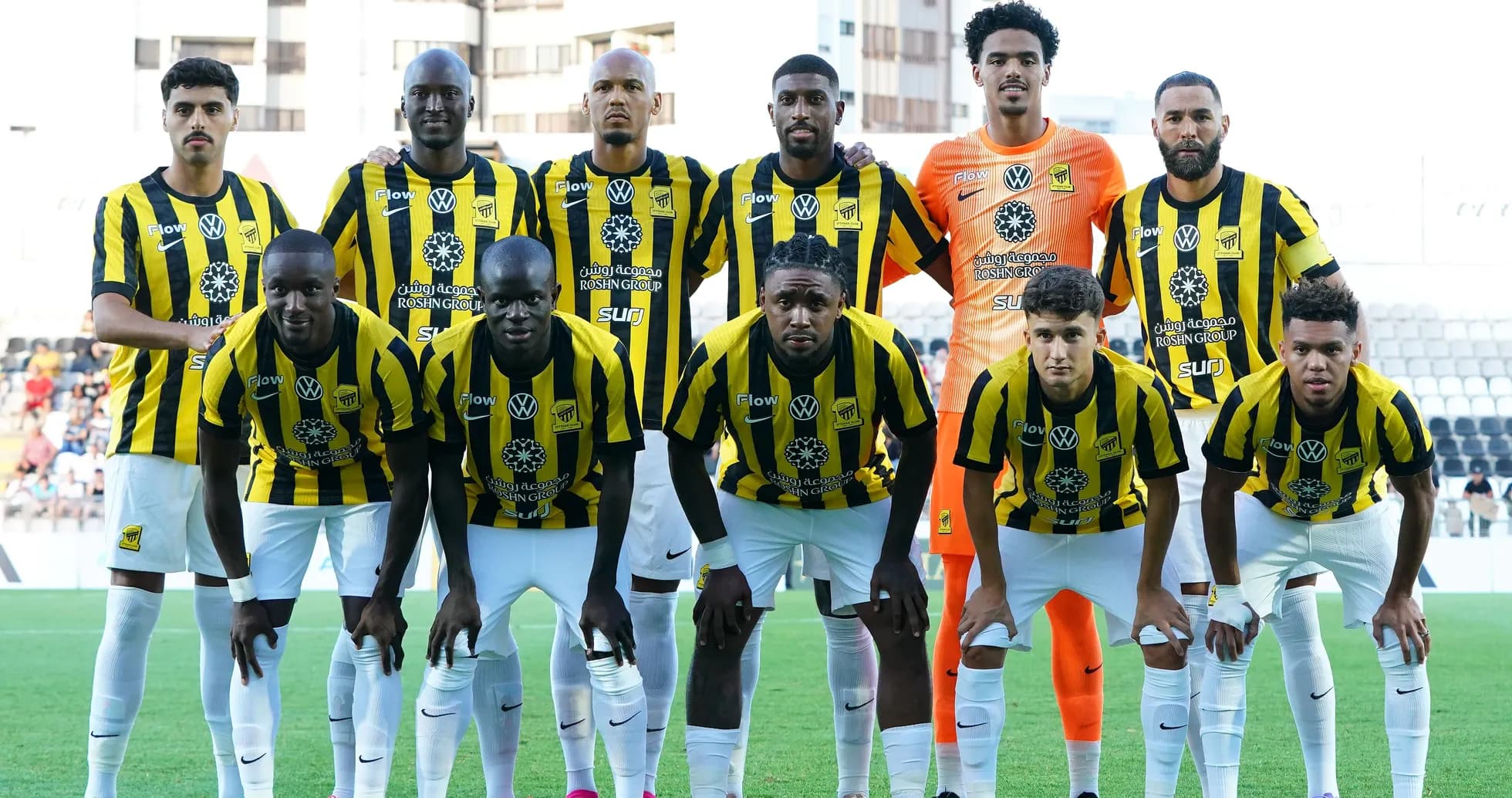 Equipo de fútbol posando en el campo Equipo de fútbol posando en el campo