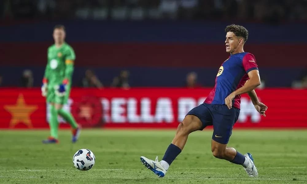 Jugador de fútbol chutando el balón en el campo Jugador de fútbol chutando el balón en el campo