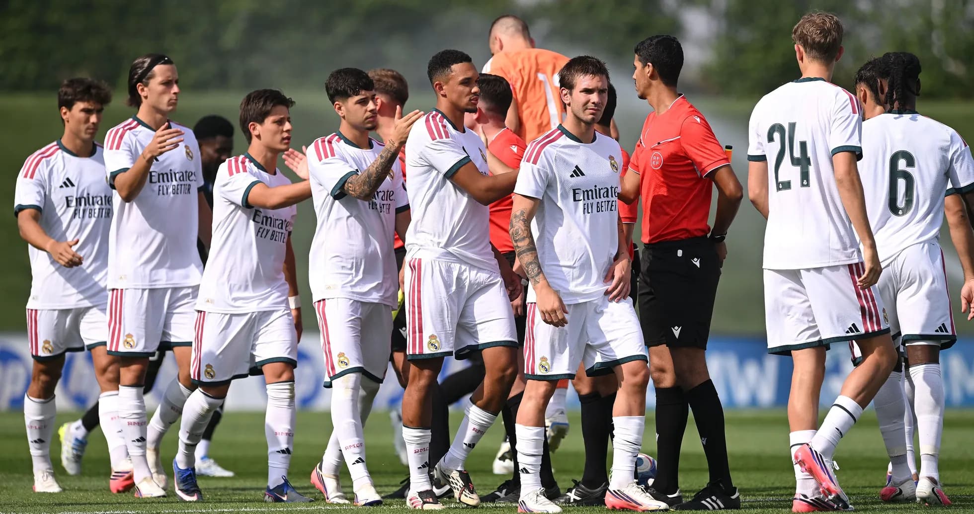 Jugadores de Real Madrid saludando antes del partido Jugadores de Real Madrid saludando antes del partido