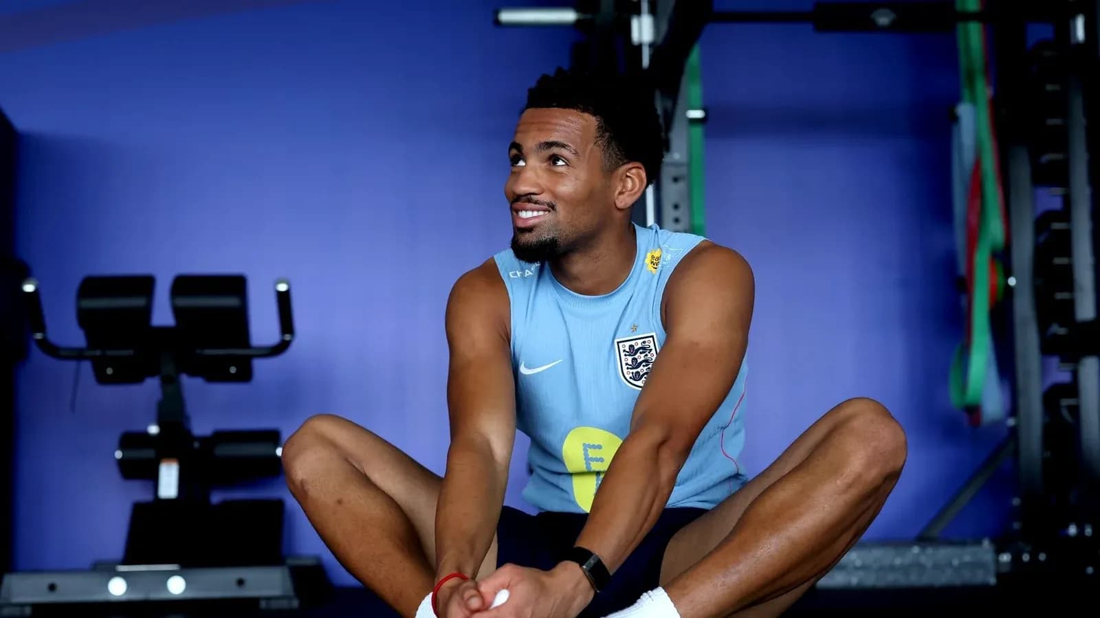 Jugador estirándose en el gimnasio durante entrenamiento Jugador estirándose en el gimnasio durante entrenamiento