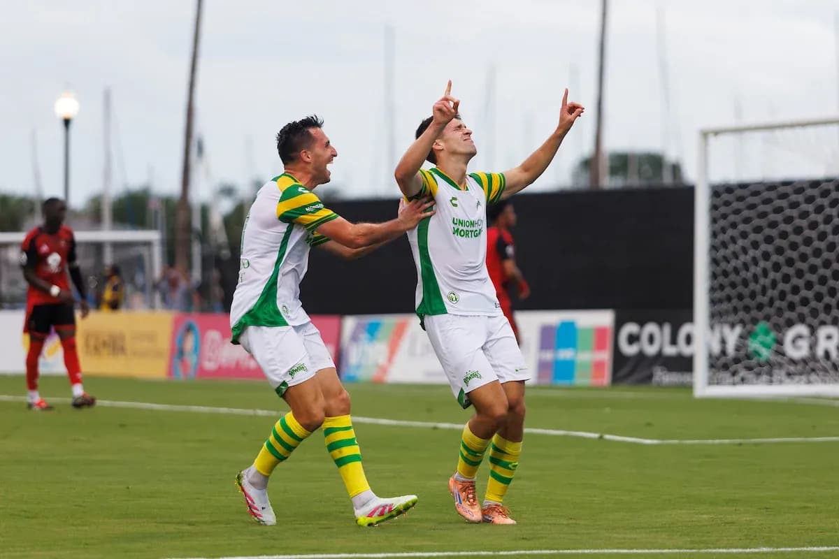 Jugadores del Tampa Bay Rowdies celebrando un gol Jugadores del Tampa Bay Rowdies celebrando un gol