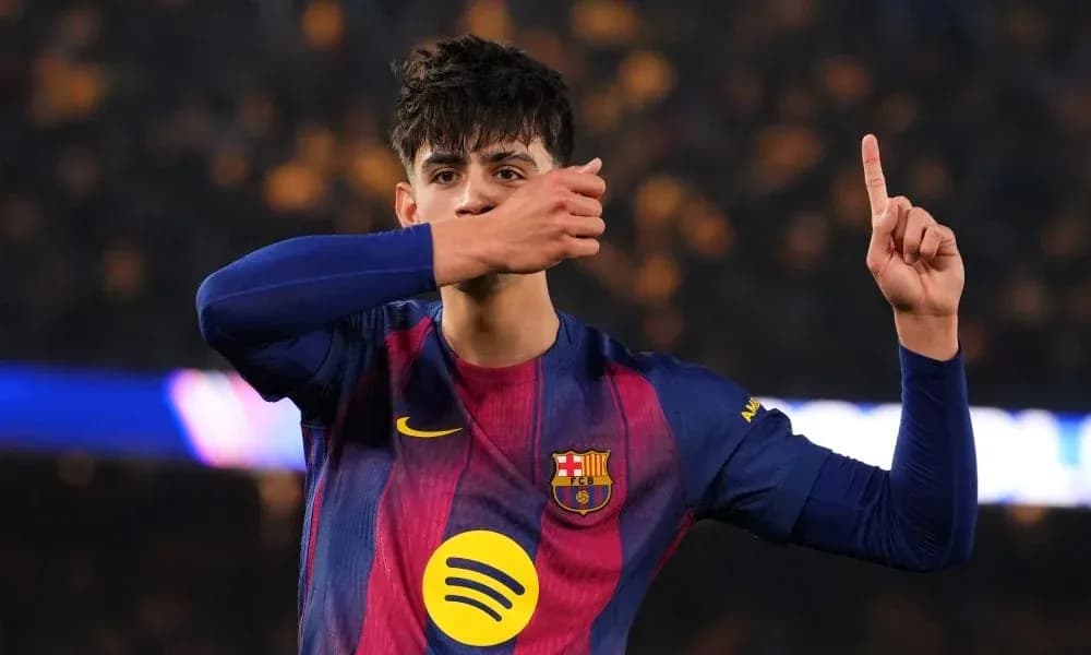 Jugador de Barcelona señalando tras anotar gol Jugador de Barcelona señalando tras anotar gol