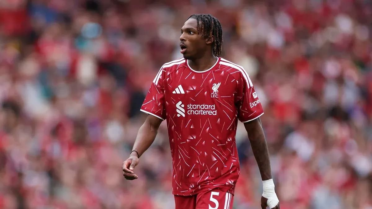 Jugador de Liverpool en el campo durante el partido Jugador de Liverpool en el campo durante el partido