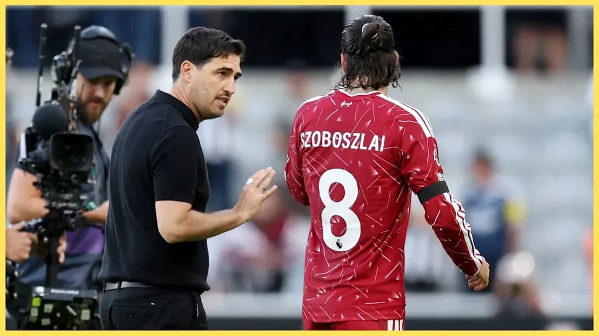 Entrenador hablando con jugador Szoboszlai durante partido Entrenador hablando con jugador Szoboszlai durante partido