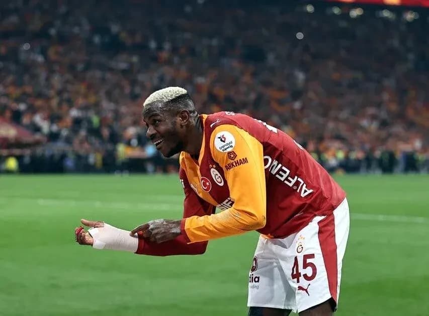 Jugador de Galatasaray celebrando en el campo Jugador de Galatasaray celebrando en el campo