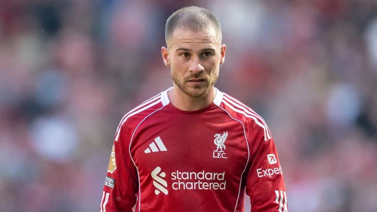 Jugador de Liverpool en uniforme rojo en el campo Jugador de Liverpool en uniforme rojo en el campo