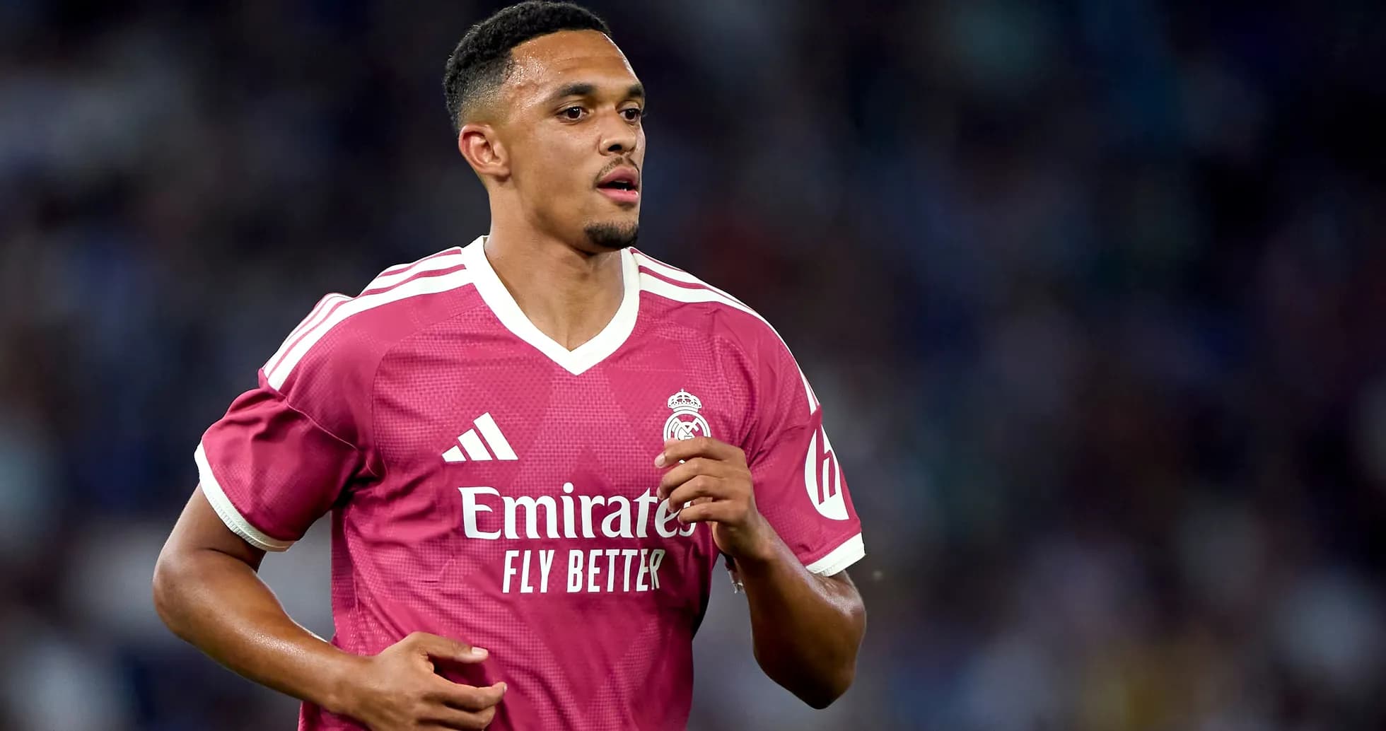 Jugador de Real Madrid corriendo en uniforme rosa Jugador de Real Madrid corriendo en uniforme rosa