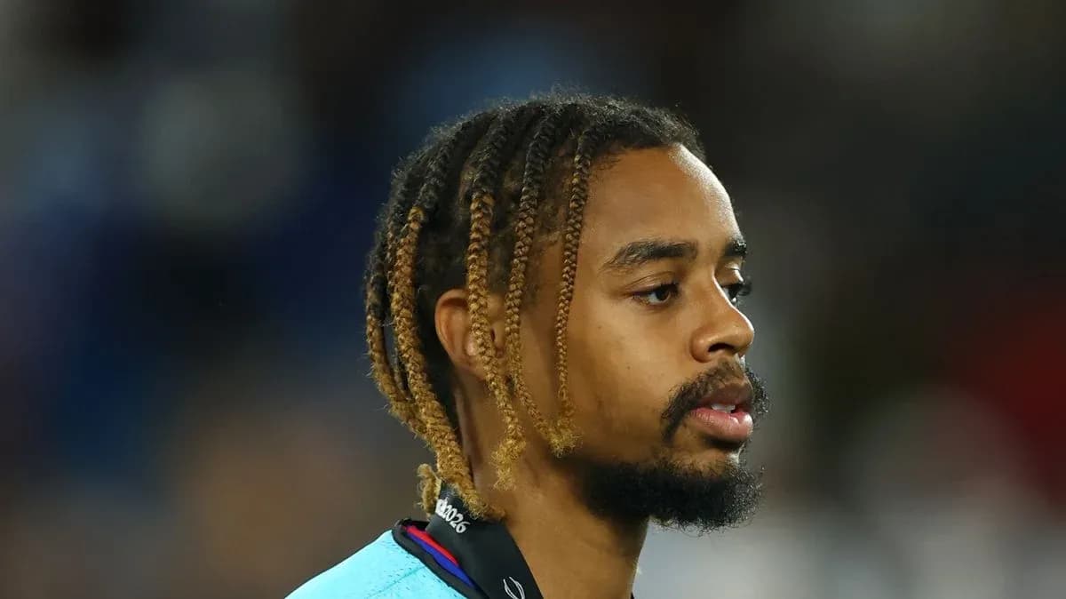 Jugador con trenzas en uniforme deportivo Jugador con trenzas en uniforme deportivo