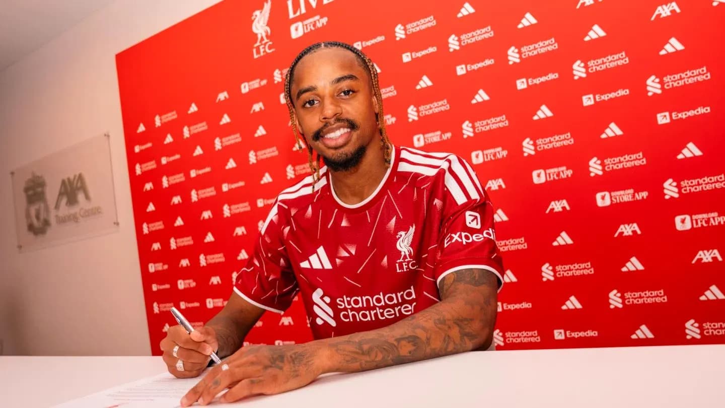Jugador firmando contrato en sala de prensa de Liverpool Jugador firmando contrato en sala de prensa de Liverpool
