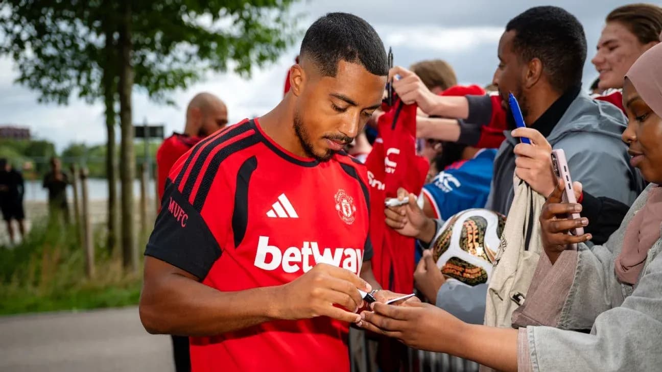Jugador firmando autógrafos para los aficionados Jugador firmando autógrafos para los aficionados