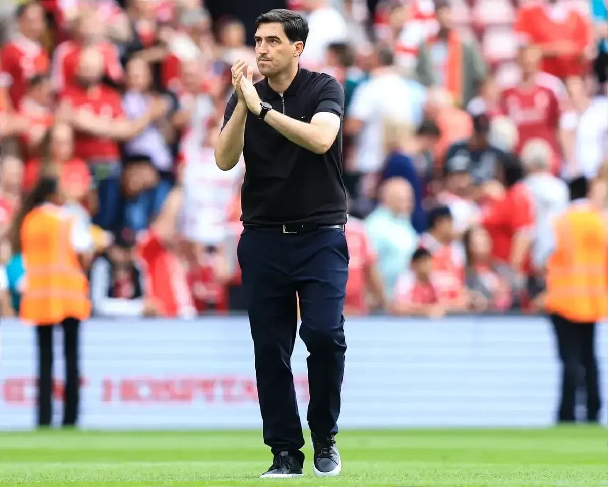 Entrenador aplaudiendo frente a la afición en el estadio Entrenador aplaudiendo frente a la afición en el estadio