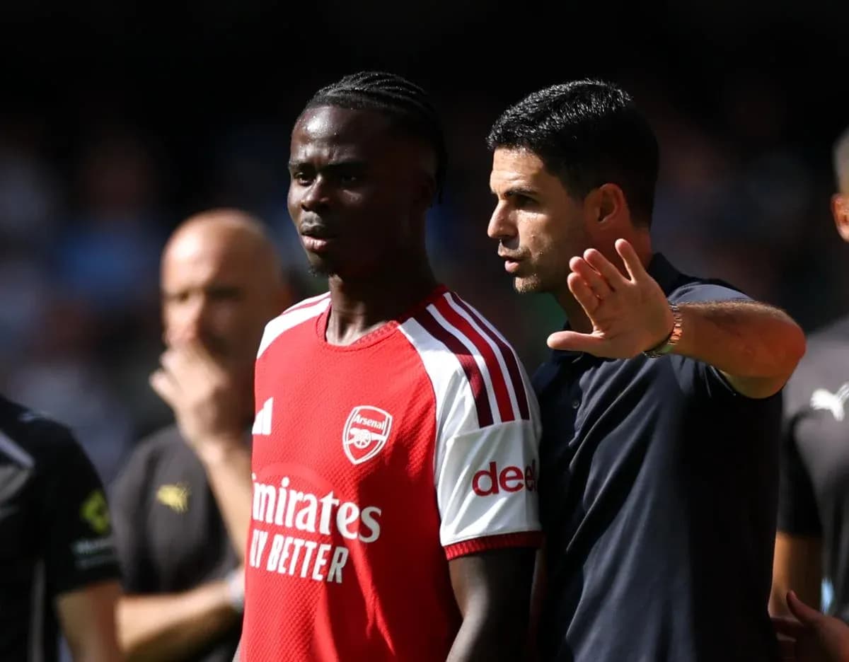 Entrenador de Arsenal hablando con jugador durante partido Entrenador de Arsenal hablando con jugador durante partido