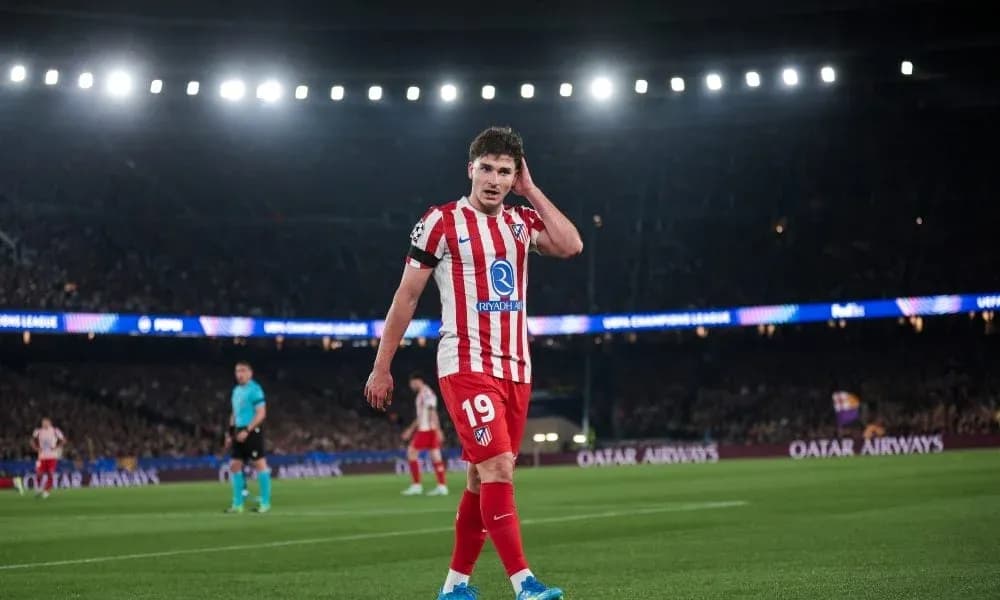 Jugador de Atlético de Madrid en el campo durante partido Jugador de Atlético de Madrid en el campo durante partido