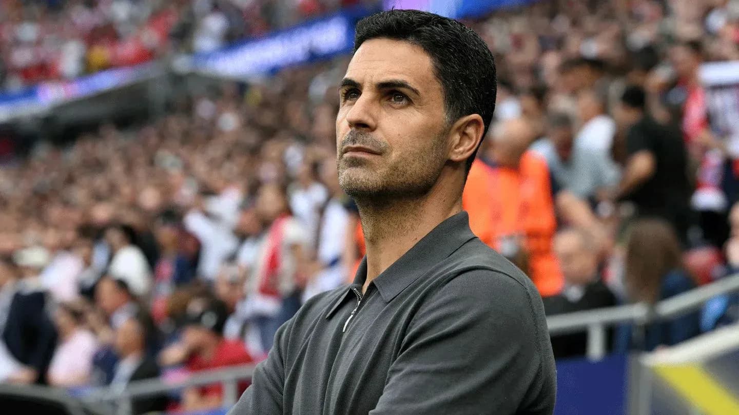 Entrenador observando el partido desde la banda Entrenador observando el partido desde la banda