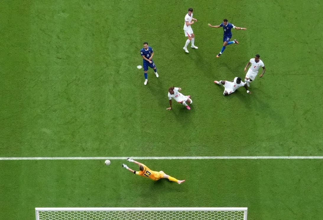 Portero lanzándose para detener un tiro en el partido Portero lanzándose para detener un tiro en el partido