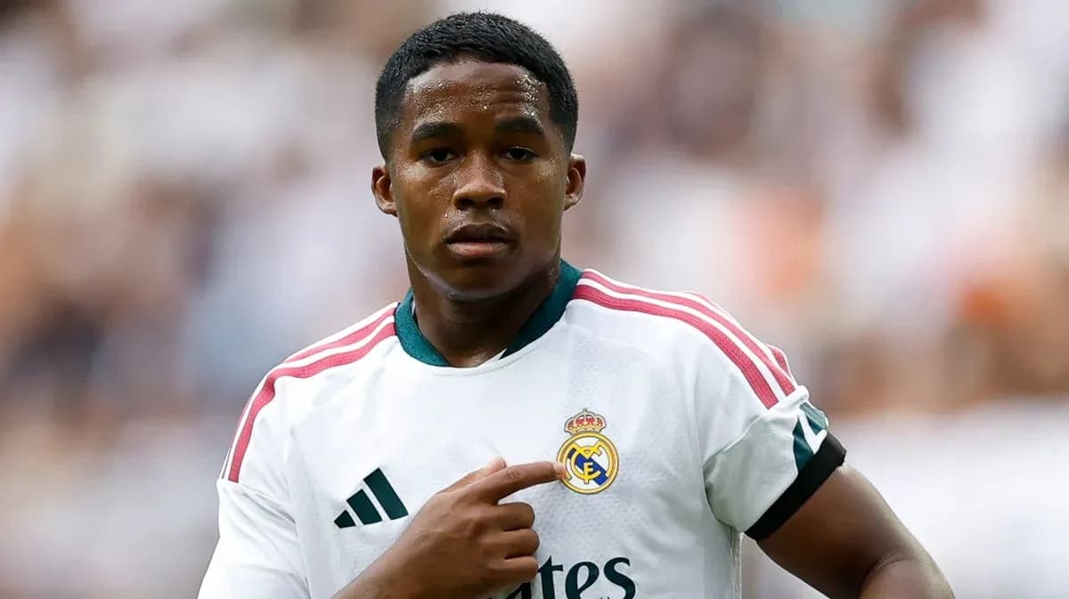 Jugador de Real Madrid señalando el escudo Jugador de Real Madrid señalando el escudo