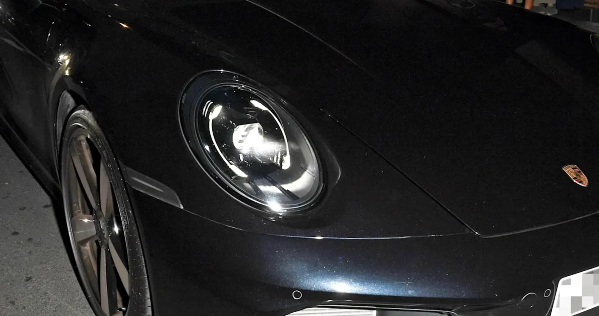 Dos hombres dentro de un Porsche negro en la calle Dos hombres dentro de un Porsche negro en la calle