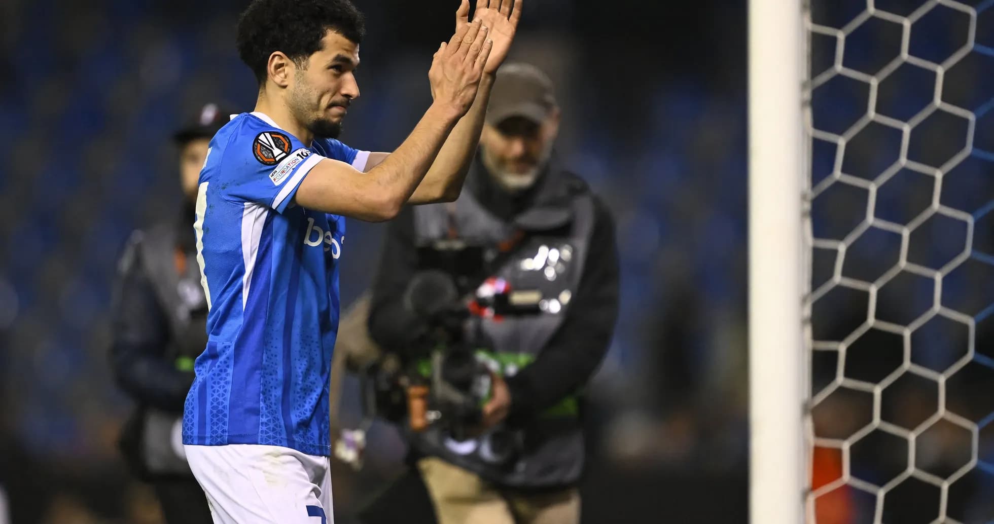 Jugador aplaudiendo al público tras el partido Jugador aplaudiendo al público tras el partido