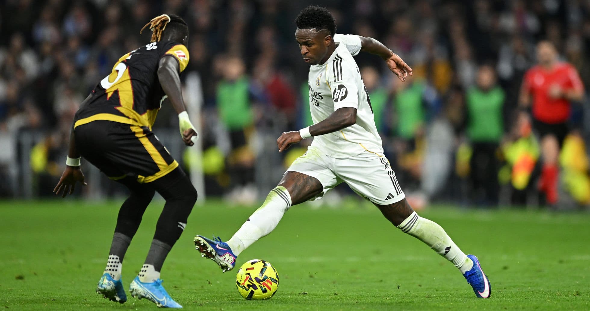 Vinícius Jr. dribbling during el partido Vinícius Jr. dribbling during el partido