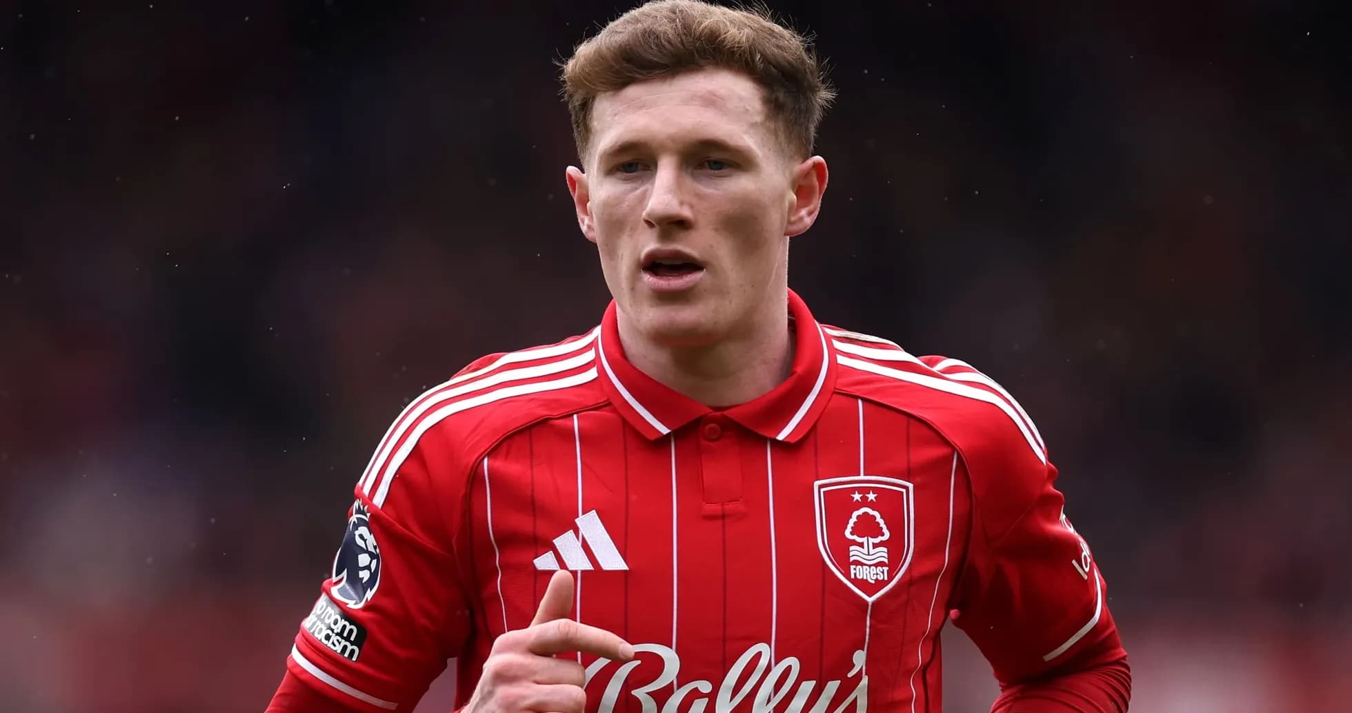 Jugador de Nottingham Forest en uniforme rojo durante partido Jugador de Nottingham Forest en uniforme rojo durante partido
