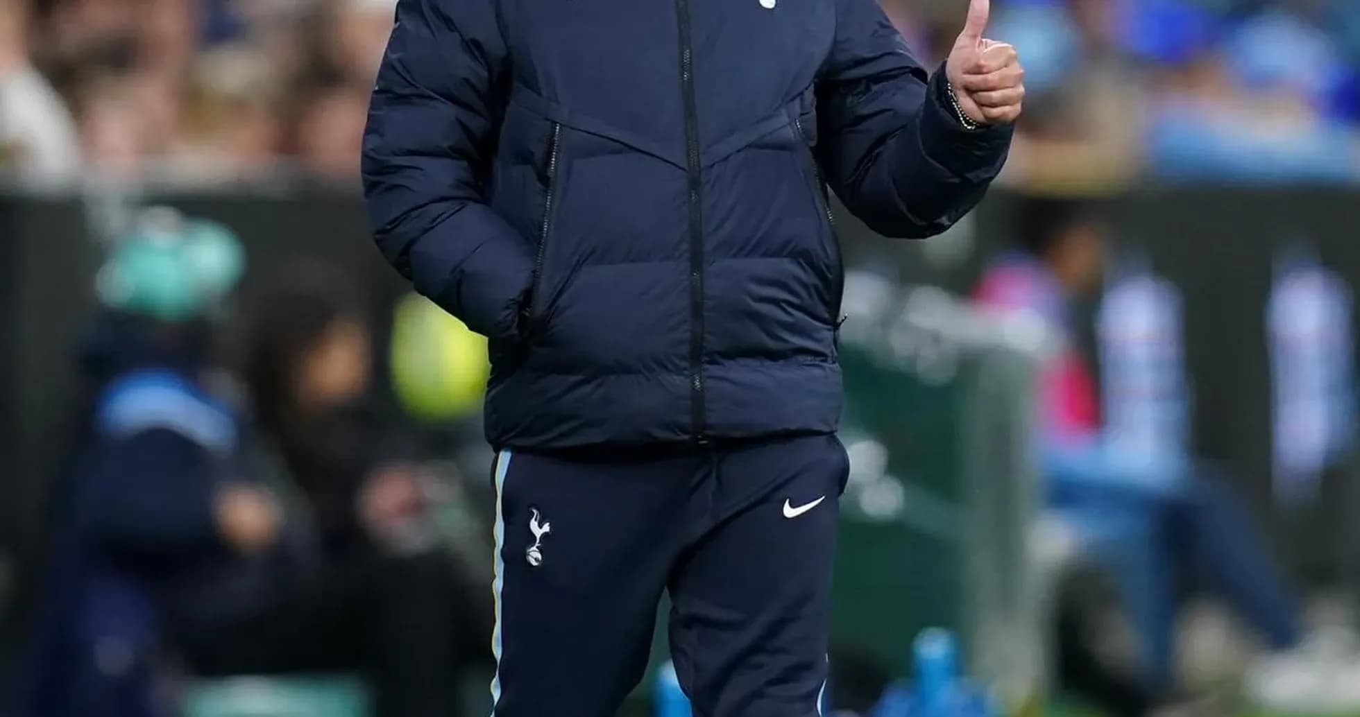 Entrenador de Tottenham dando un pulgar arriba en el campo Entrenador de Tottenham dando un pulgar arriba en el campo