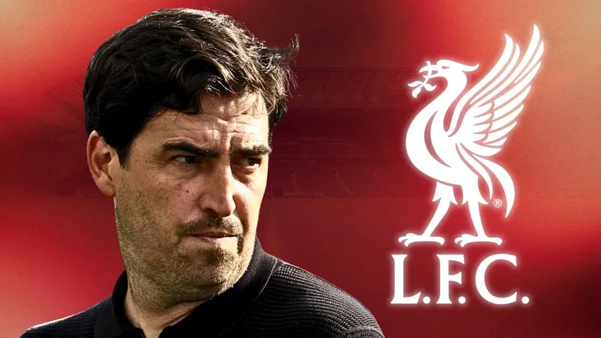 Entrenador con logo de Liverpool en fondo rojo Entrenador con logo de Liverpool en fondo rojo