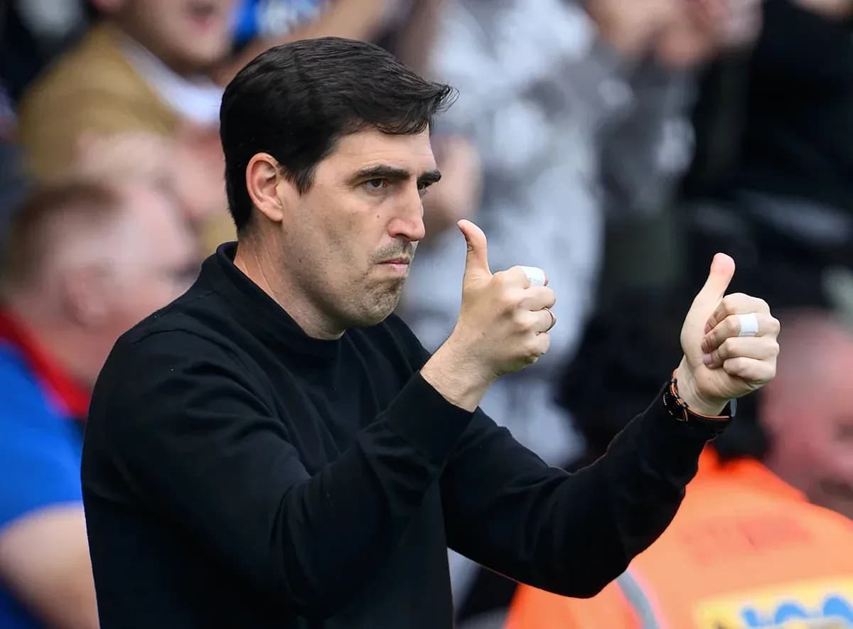 Entrenador haciendo gestos de aprobación durante el partido Entrenador haciendo gestos de aprobación durante el partido
