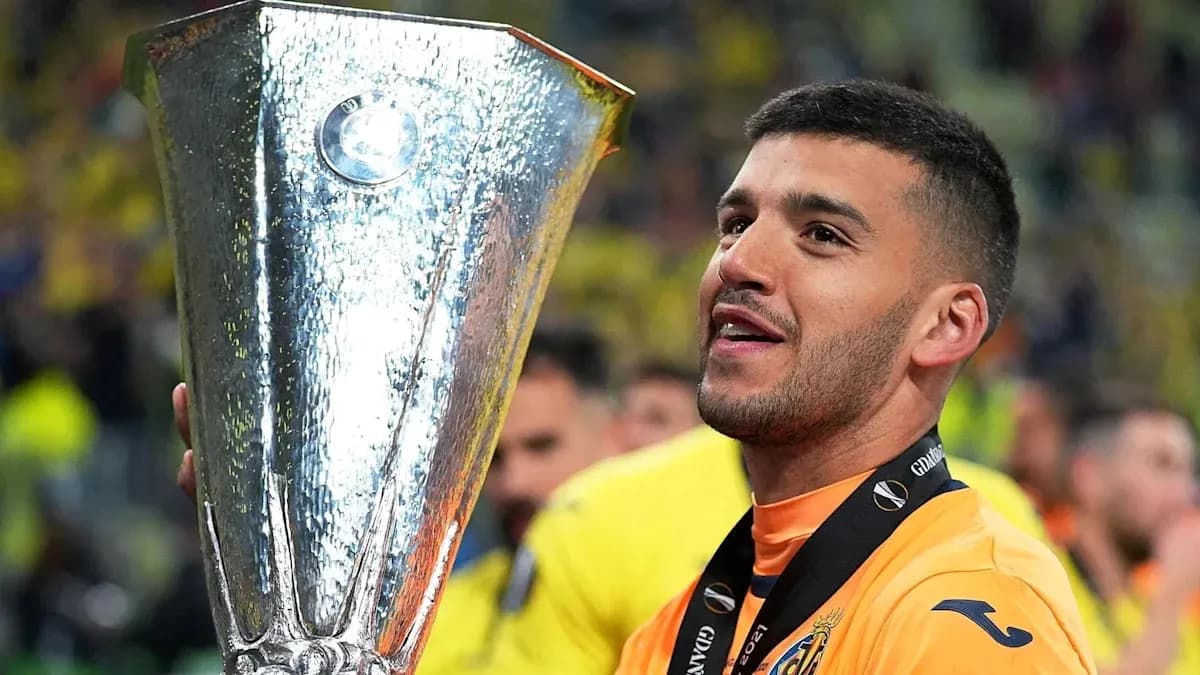 Jugador levantando trofeo de la UEFA Europa League Jugador levantando trofeo de la UEFA Europa League