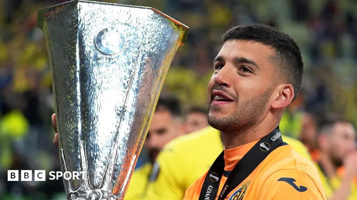 Jugador levantando trofeo de la UEFA Europa League Jugador levantando trofeo de la UEFA Europa League