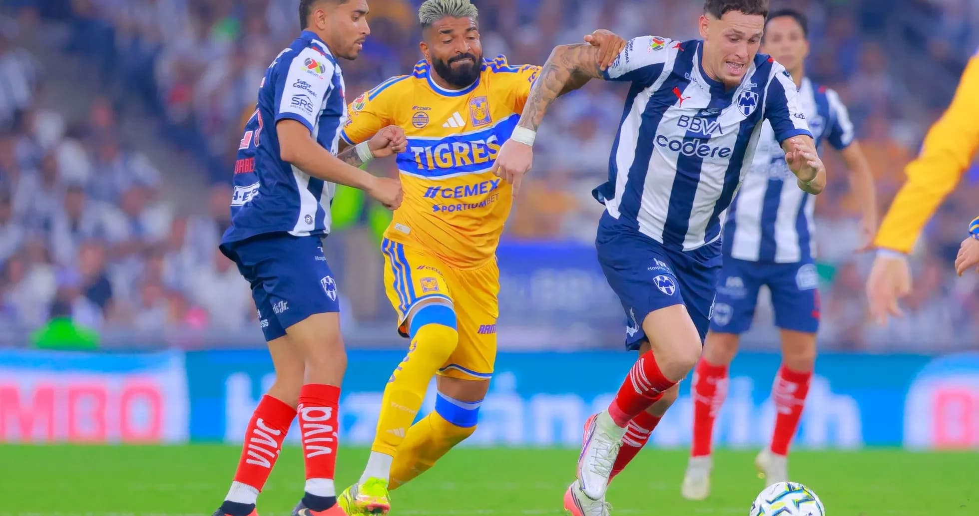 Jugadores de Monterrey y Tigres en acción Jugadores de Monterrey y Tigres en acción