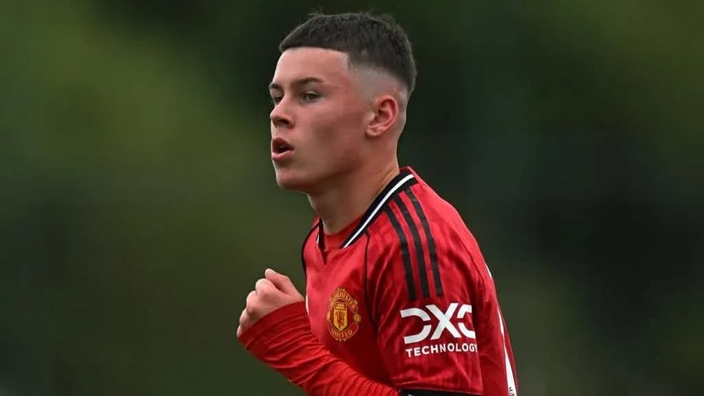 Jugador de Manchester United en acción durante entrenamiento Jugador de Manchester United en acción durante entrenamiento