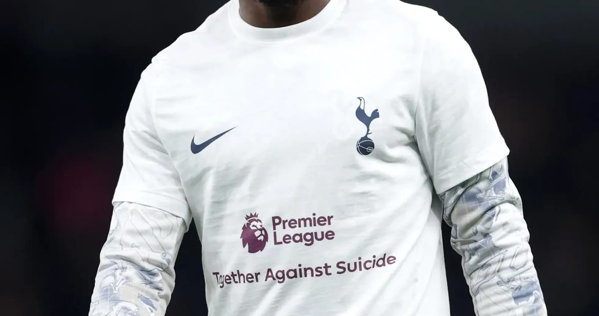 Jugador de Tottenham en camiseta de calentamiento Jugador de Tottenham en camiseta de calentamiento