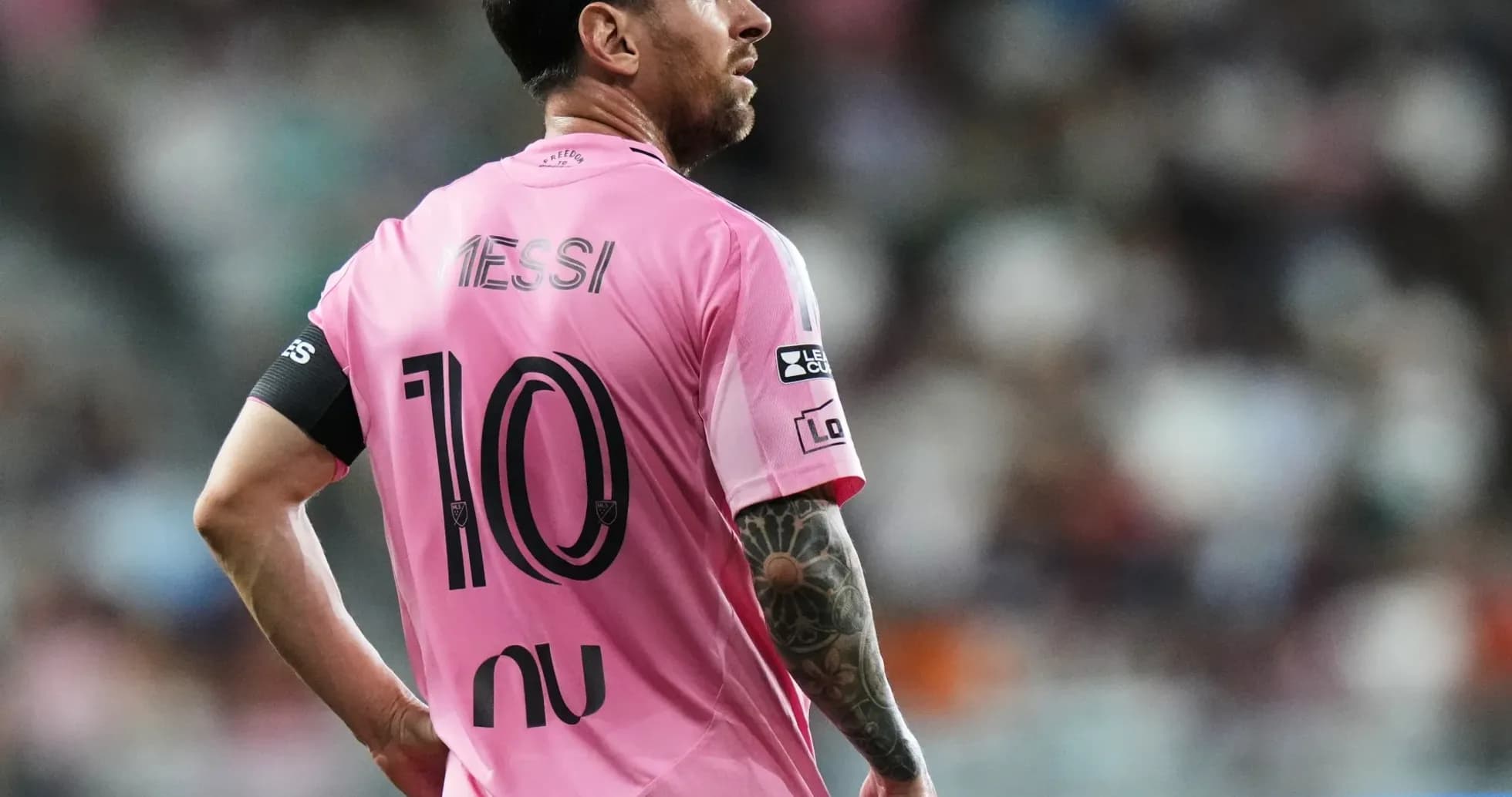Jugador con camiseta rosa de Messi en el campo Jugador con camiseta rosa de Messi en el campo