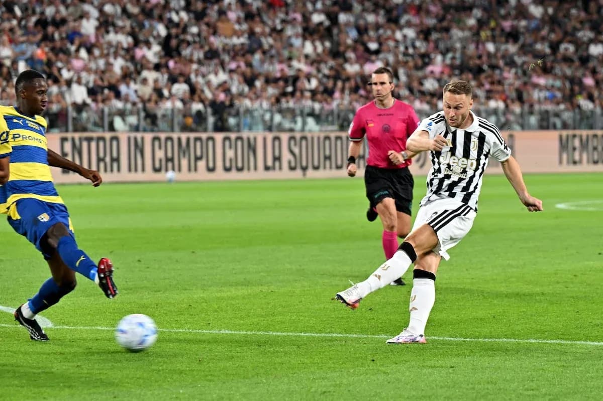 Juventus contra Parma en partido de Serie A Juventus contra Parma en partido de Serie A